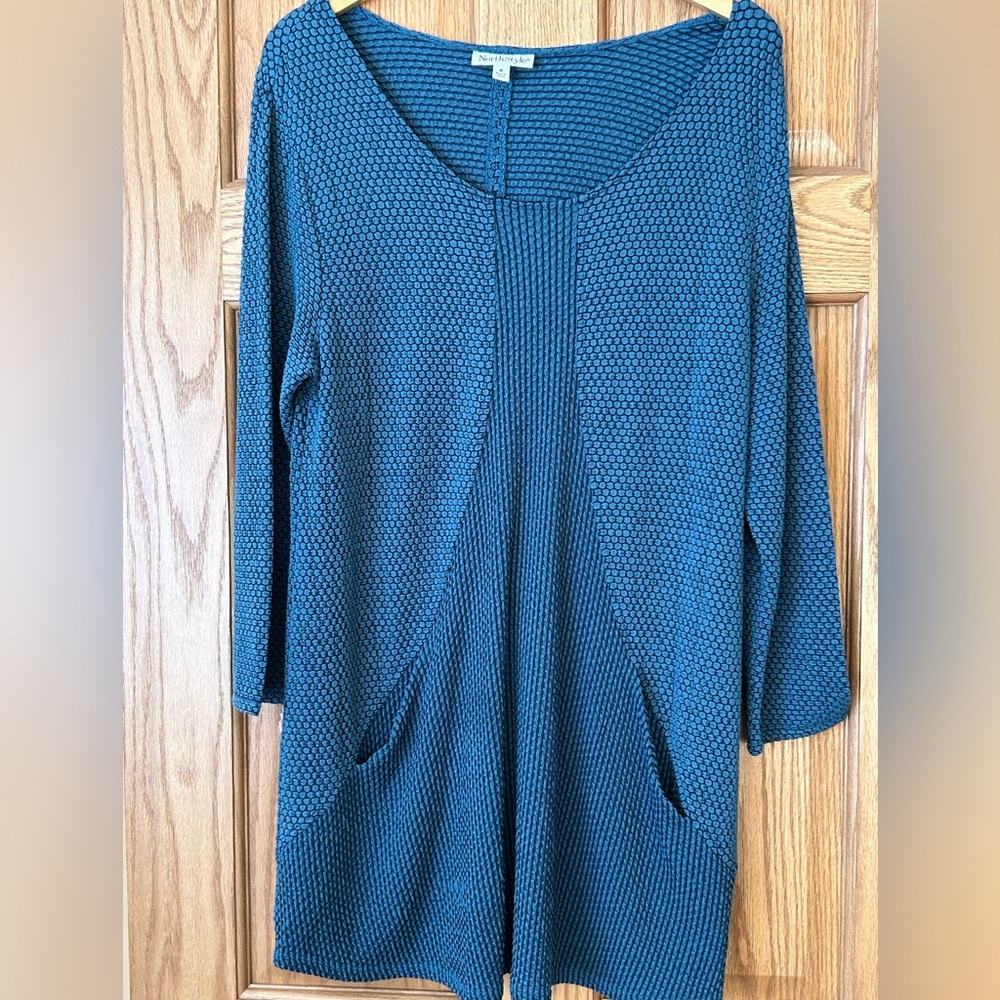 NorthStyle V-Neck Sweater - 2 Pockets in the Front-Quarter Length Sleeves- Med
